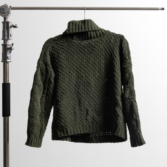 Emerald Chenille Cable Knit Turtleneck - Picture 4 of 4